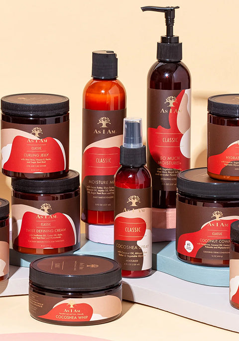 En samling af As I Am hårplejeprodukter, herunder shampoo, balsam og stylingcremer.