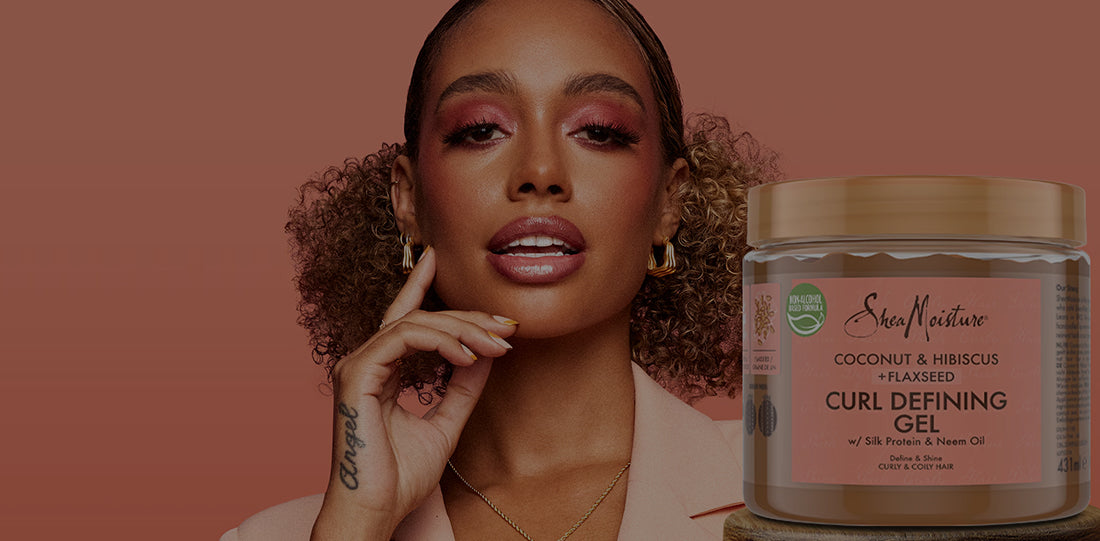 Shea Moisture Coconut & Hibiscus + Flaxseed Curl Defining Gel. En styling gel med kokos, hibiscus, hørfrø, silkeprotein og neemolie til definering af krøller i krøllet og tykt hår.