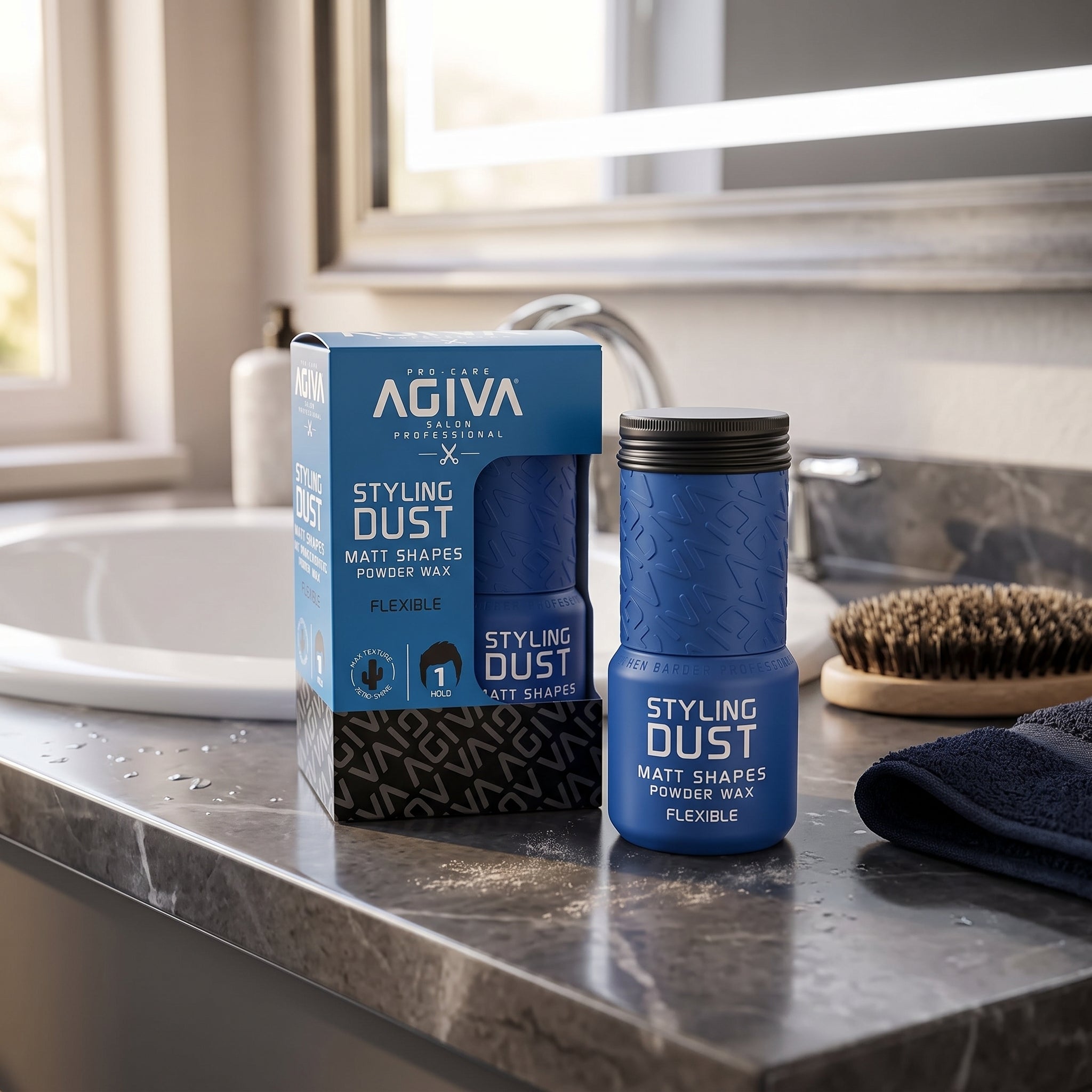 Agiva Styling Dust Matt Shapes Powder Wax i blå emballage og dåse på badeværelsesbord med børste.