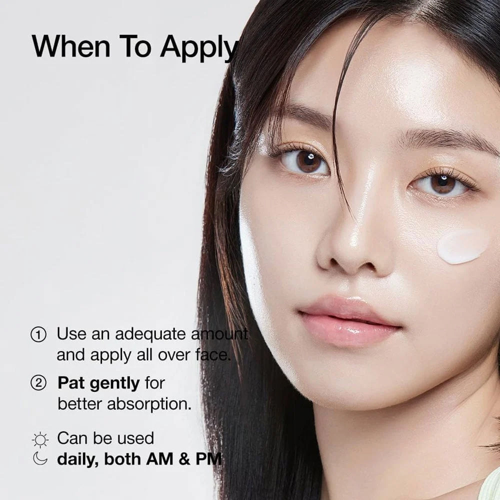 Kvinde med glat hud og creme på kinden viser anvendelse af ansigtscreme Cosrx Moisture Power Enriched Cream.