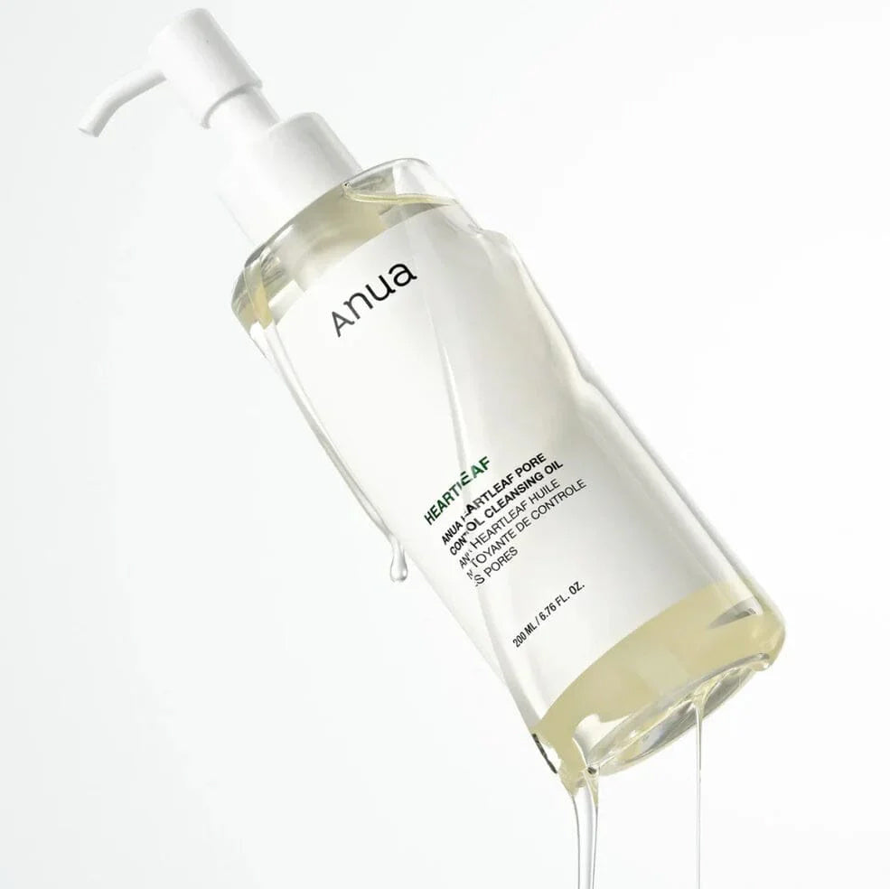 Anua Heartleaf Pore Control Cleansing Oil i gennemsigtig pumpeflaske med flydende olie på hvid baggrund.