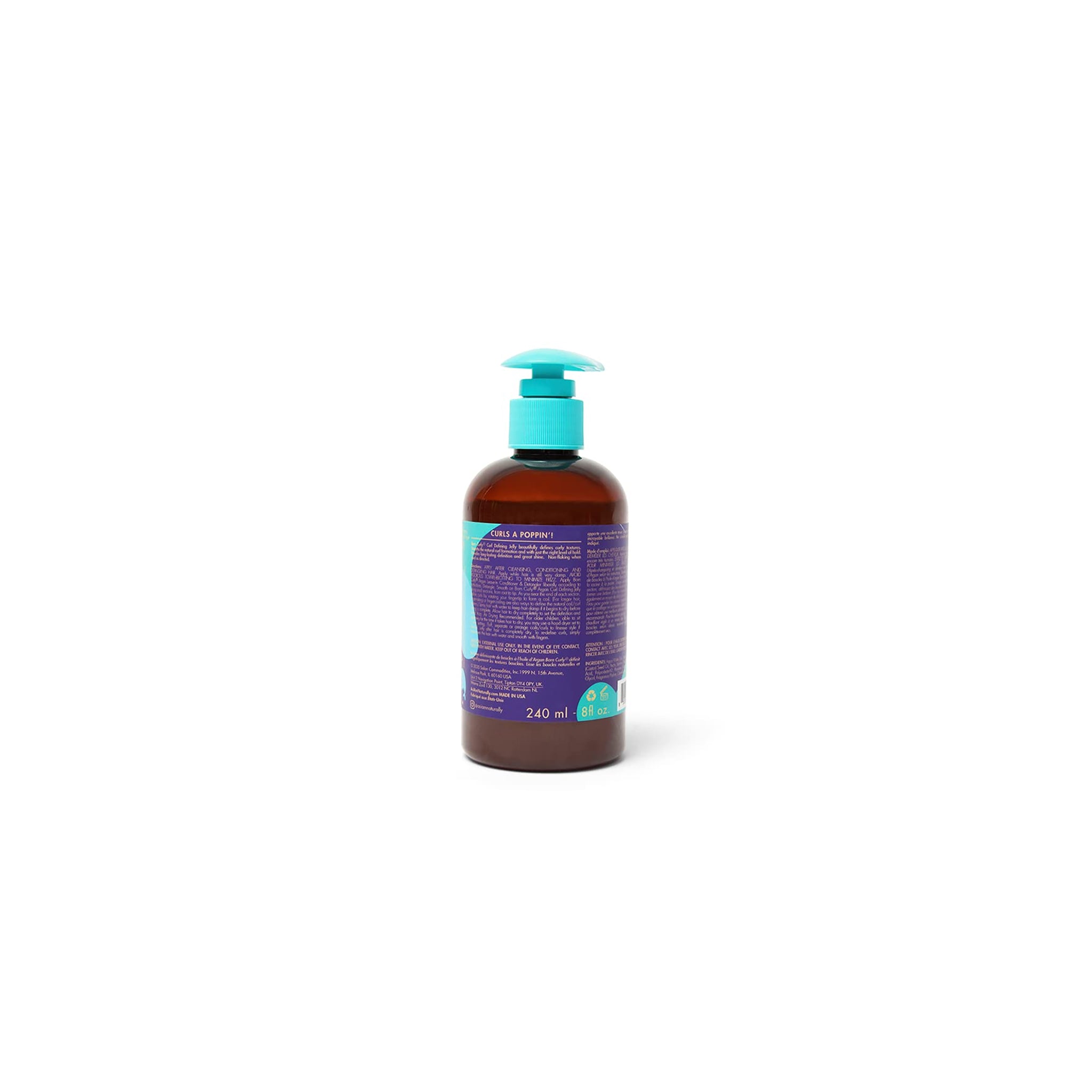 Bagside af en brun plastikflaske med en blå pumpe. Flasken indeholder As I Am Born Curly Avocado Shea Co-Wash. Etiketten viser produktinformationer som ingredienser og anvendelsesvejledning.