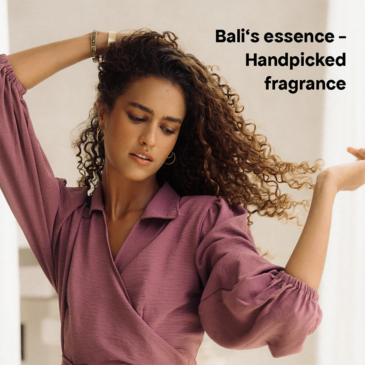 Lilla langærmet slå-om kjole med v-udskæring og pufærmer.