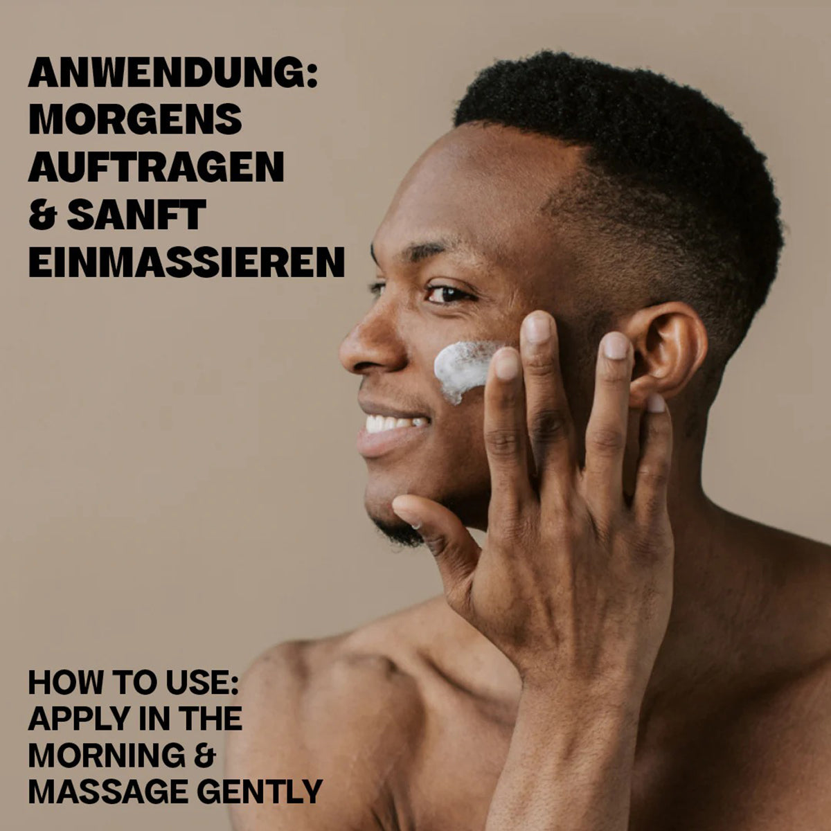 Mand smiler og påfører Bali Gents Energizing Face Cream 50ml på kinden mod beige baggrund.