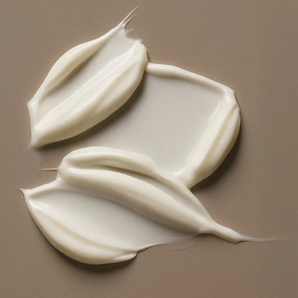 Cremet tekstur af Bali Gents Matt Paste 100ml spredt i bløde strøg på neutral beige baggrund.