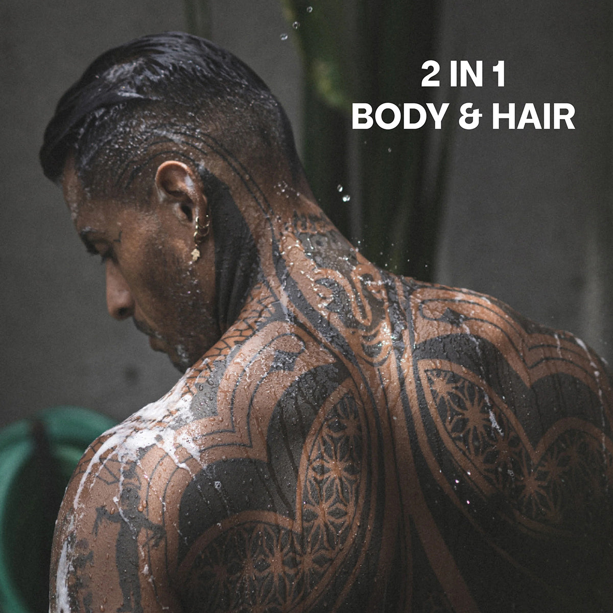 Menn med våte tatoveringer bruker Bali Gents Shower Gel Rosemary Ginger 1 200ml i dusjen, 2-i-1 for kropp og hår.