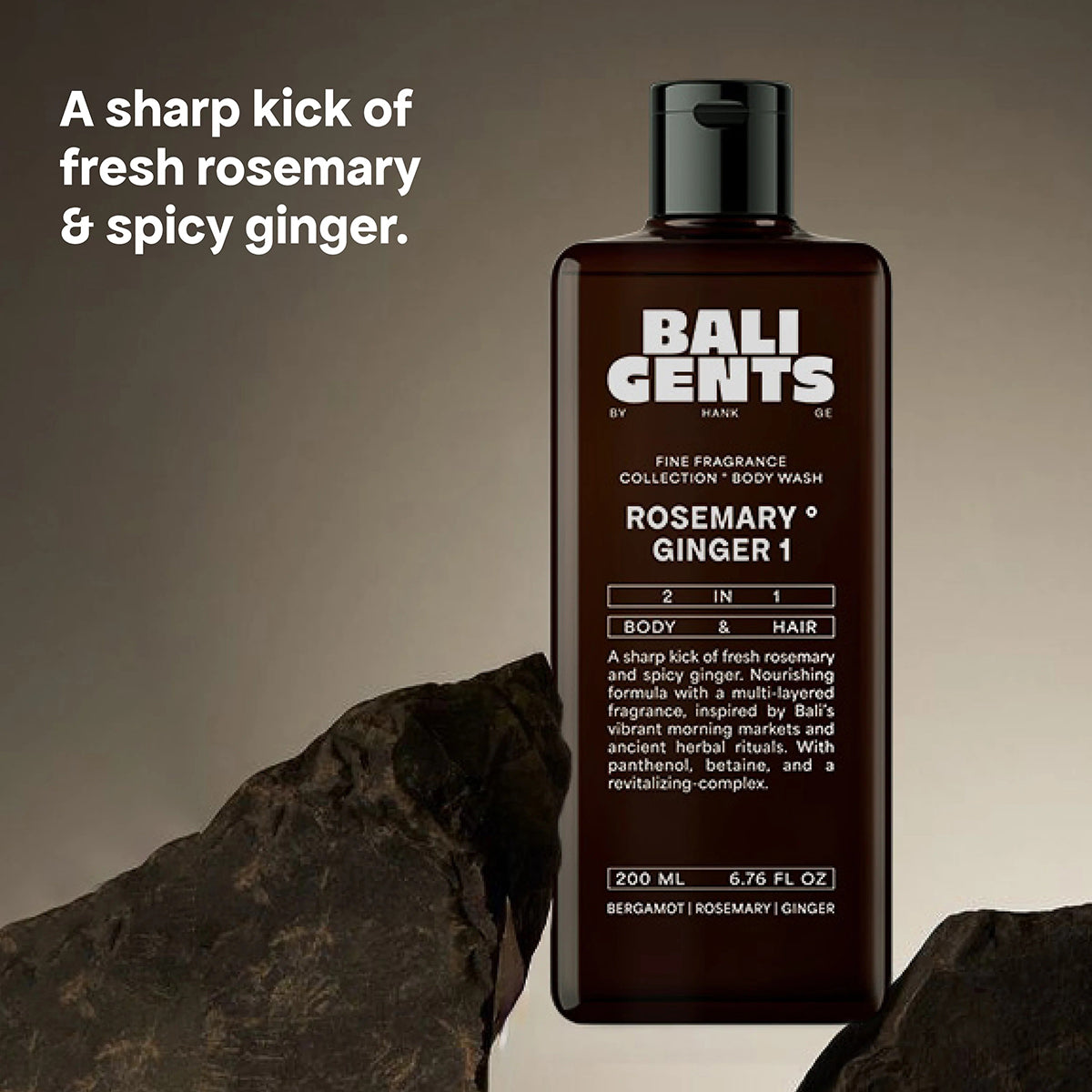 Bali Gents Shower Gel Rosemary Ginger 1 200ml i brun flaske står mellom mørke steiner på beige bakgrunn.