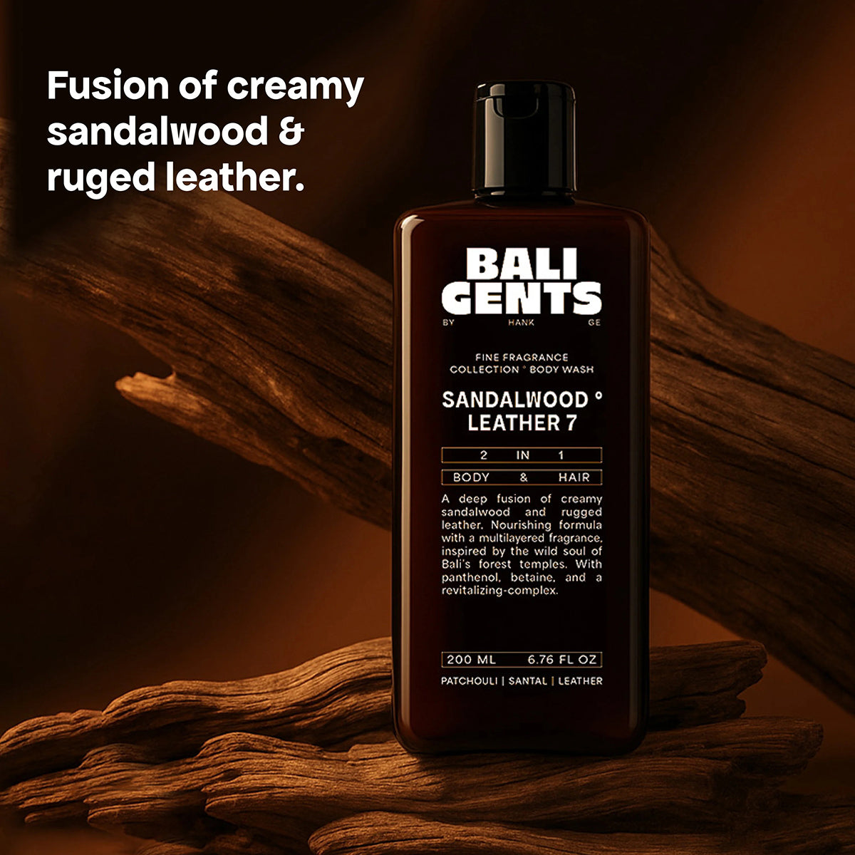 Flaske Bali Gents Shower Gel Sandalwood Leather 7 200ml på mørkt træ, omgivet af varme, jordnære nuancer.