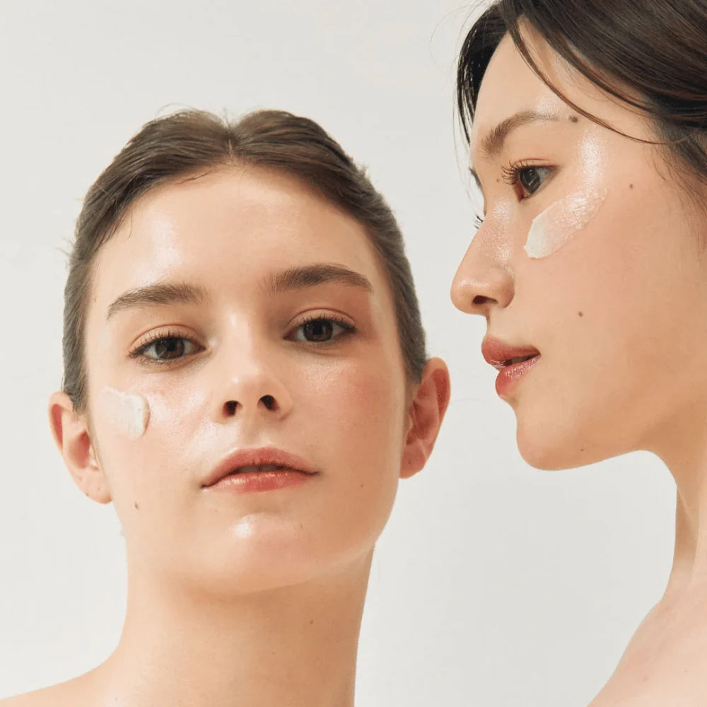 To kvinder med glødende hud og påført Beauty of Joseon Ground Rice and Honey Glow Mask 150ml i lys og ren setting.