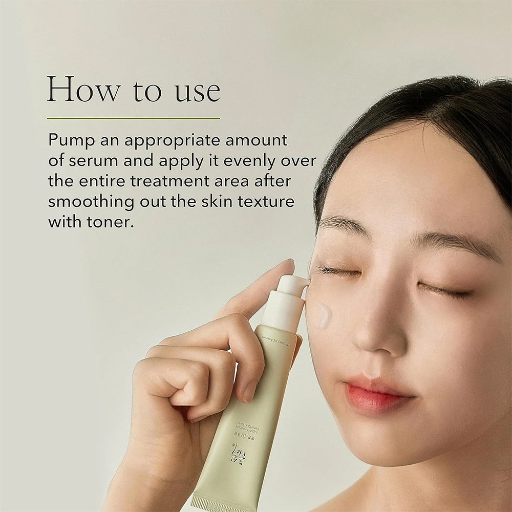 Kvinde påfører Beauty of Joseon Light On Serum Centella + Vita C 30ml på kinden med lukkede øjne og afslappet udtryk.