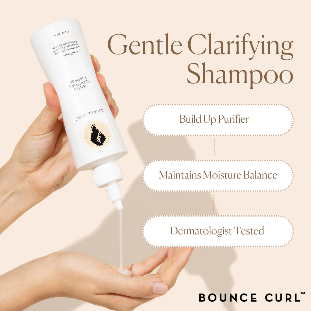 Bounce Curl Gentle Clarifying Shampoo 237ml med let formel, der renser ophobninger, bevarer fugtbalancen og er dermatologisk testet.