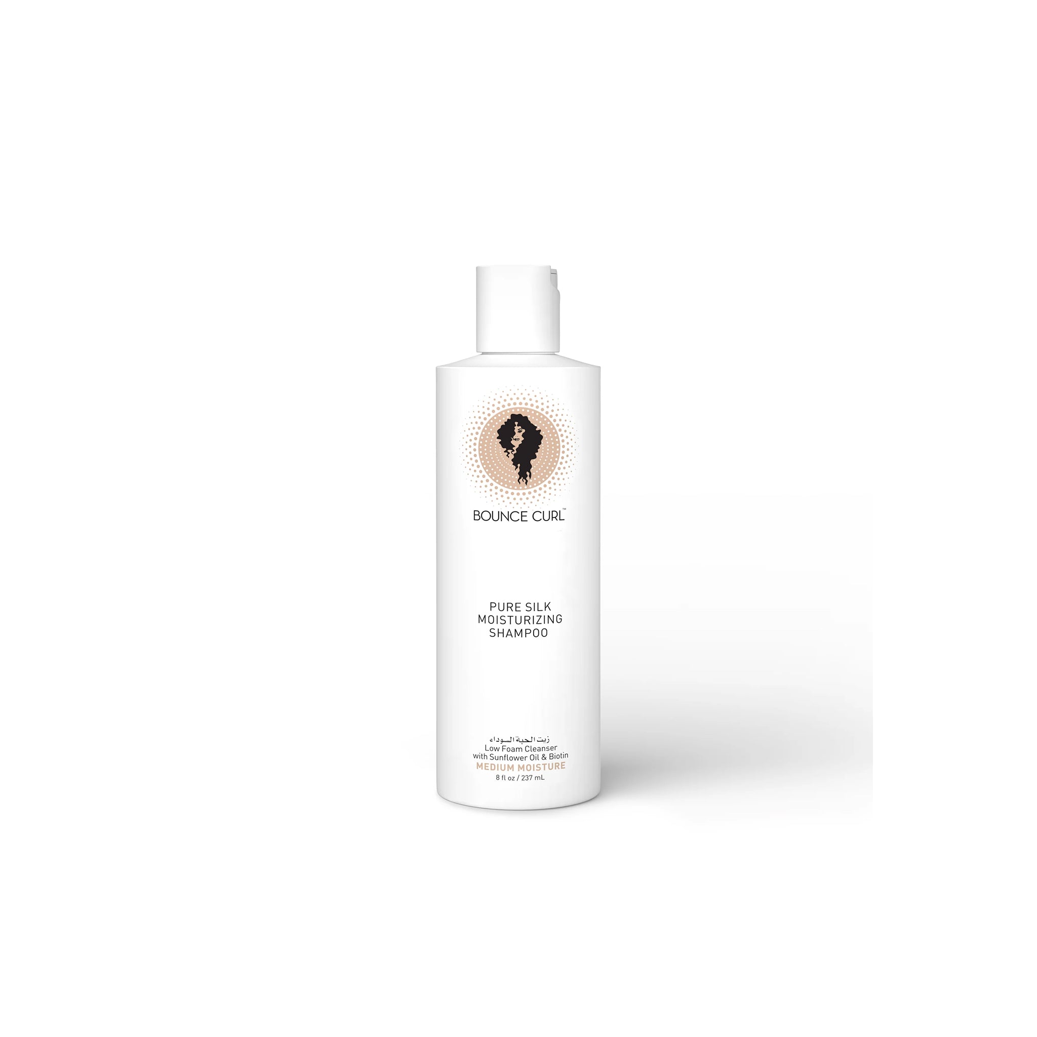 Bounce Curl Pure Silk Moisturizing Shampoo 237ml i elegant hvid flaske med guldlogo, beriget med silkeprotein for glansfuldt og fugtet hår.