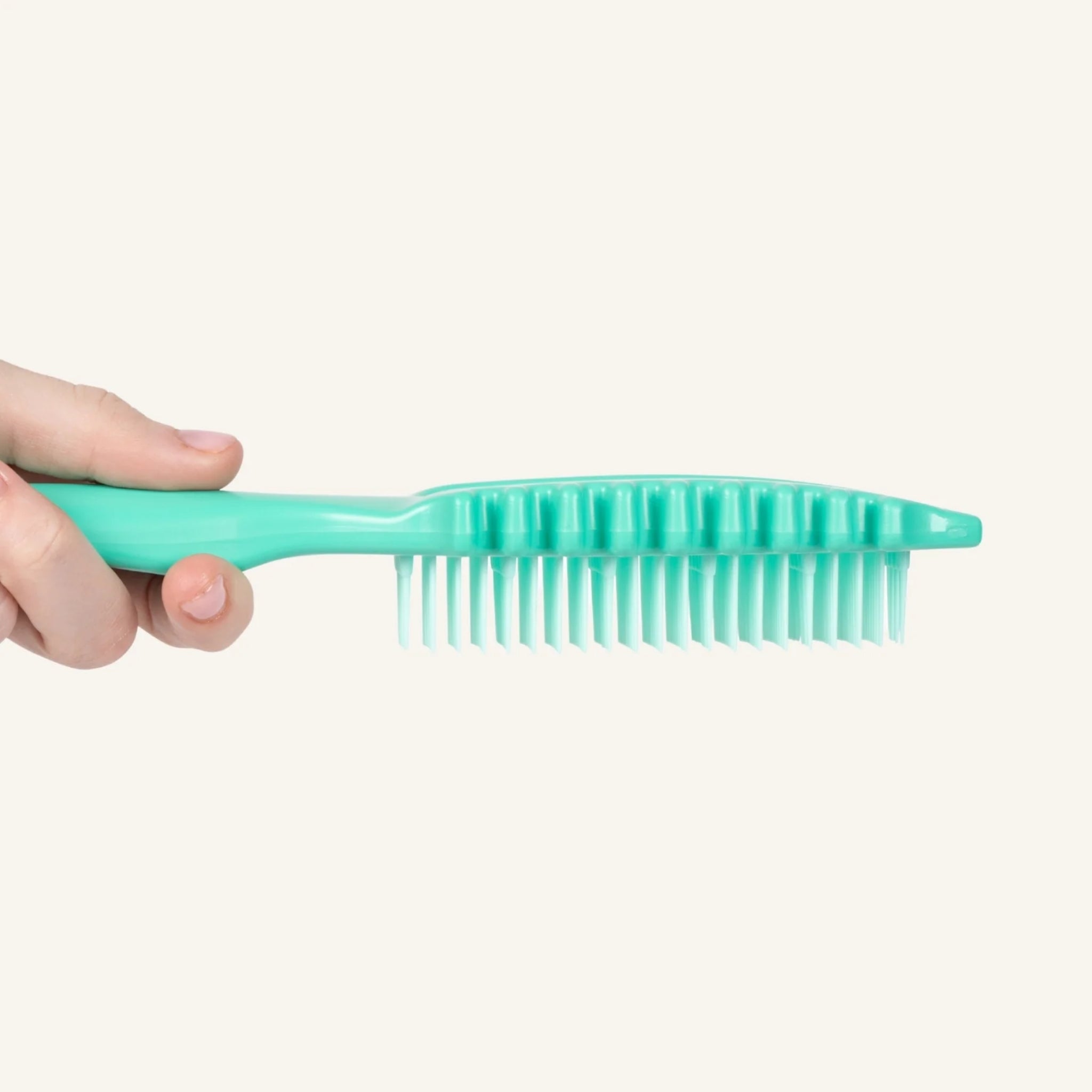 Sideprofilen til Bounce Curl Slick-Flex Define-børsten som viser de unike sidekammene og myke bustene for krølldefinisjon og hårseparasjon.