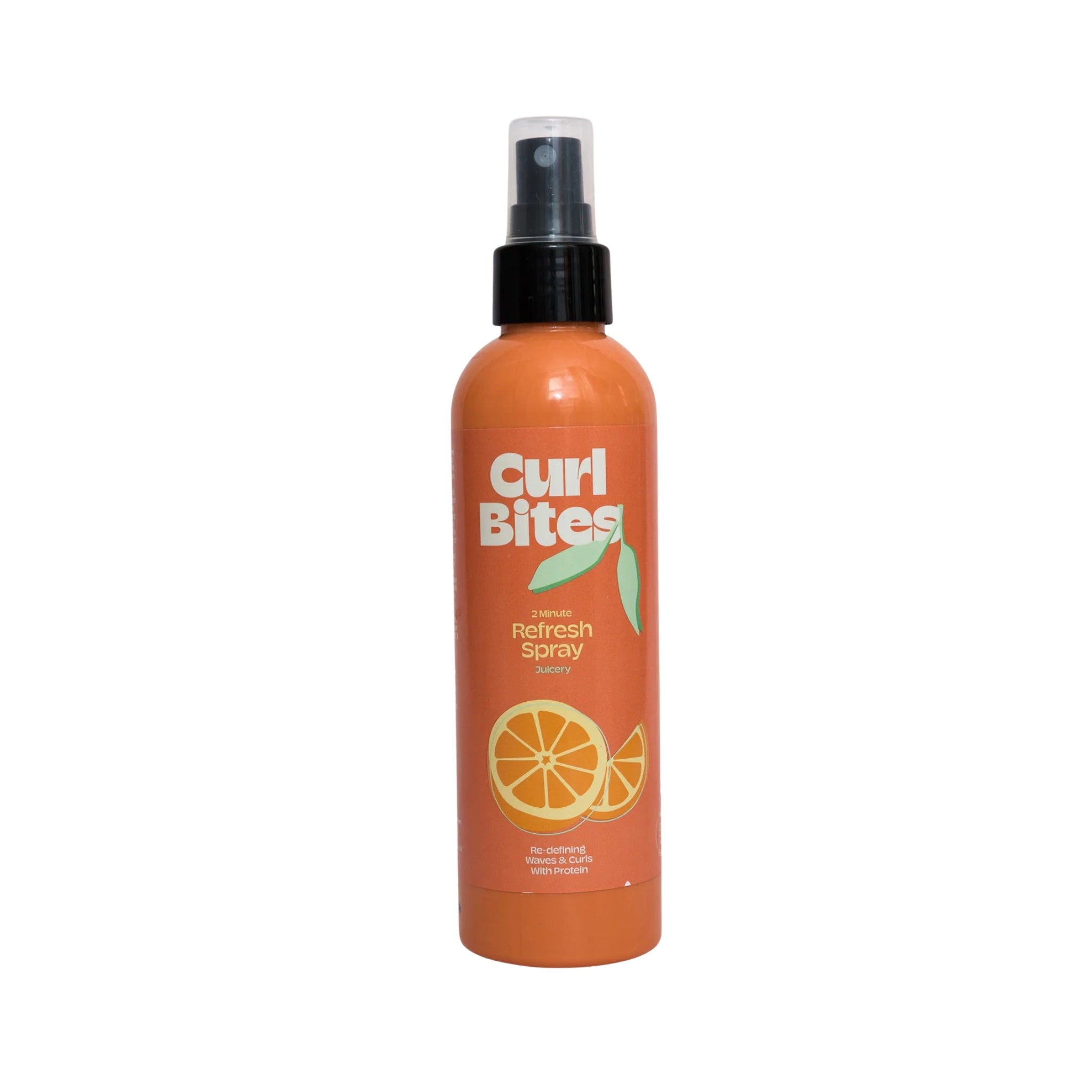 Orange sprayflaske med Curl Bites 2 Minute Refresh Spray og appelsinillustration mod hvid baggrund.