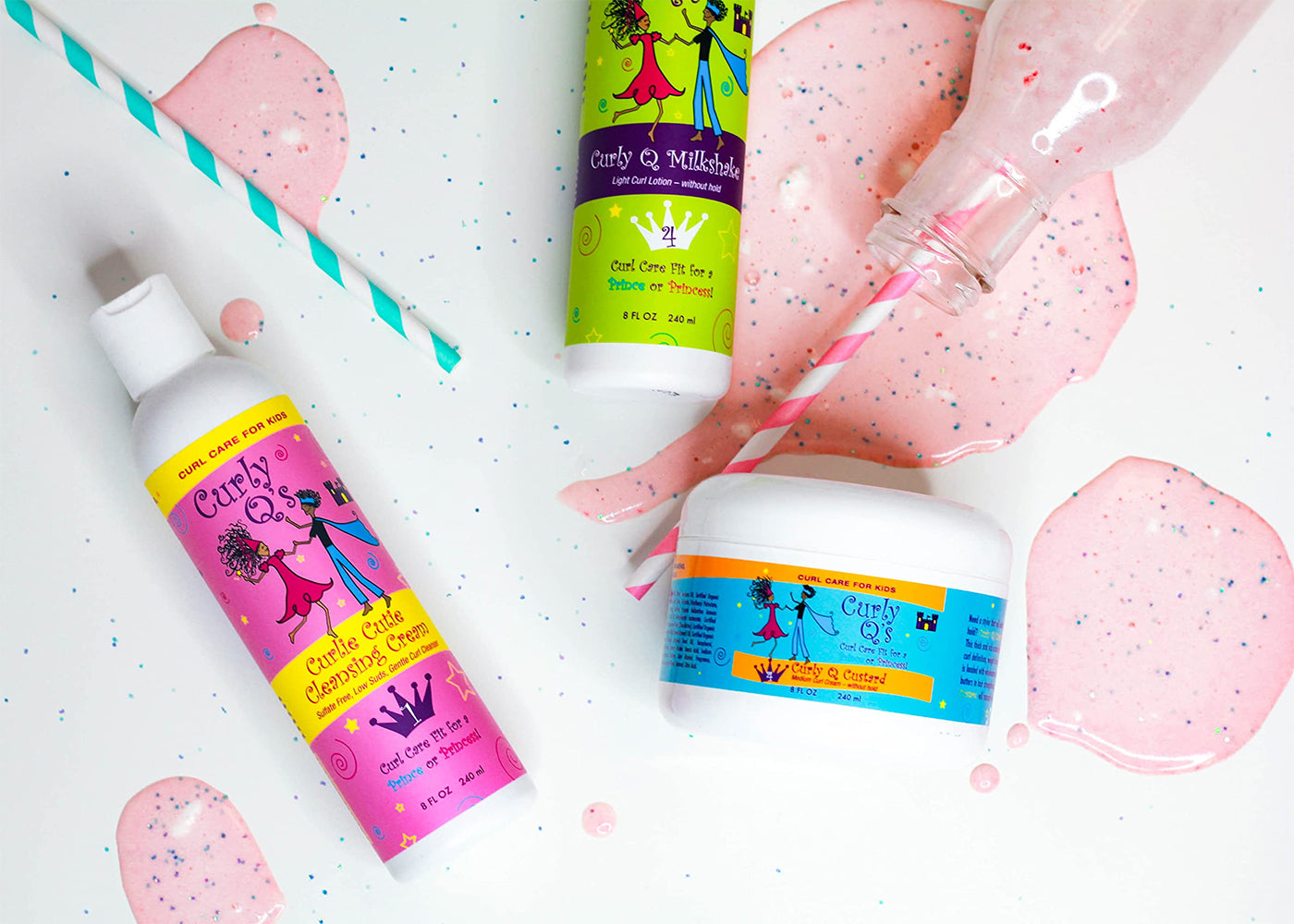 Produktserie Curls Curly Q's til børn. Inkluderer Moist Curls Moisturizer and Detangler, Curlie Cutie Cleansing Cream og en ukendt Milkshake variant. Hvide flasker og krukke med farverige etiketter på hvid baggrund med lyserøde "milkshake"-pletter og sugerør.