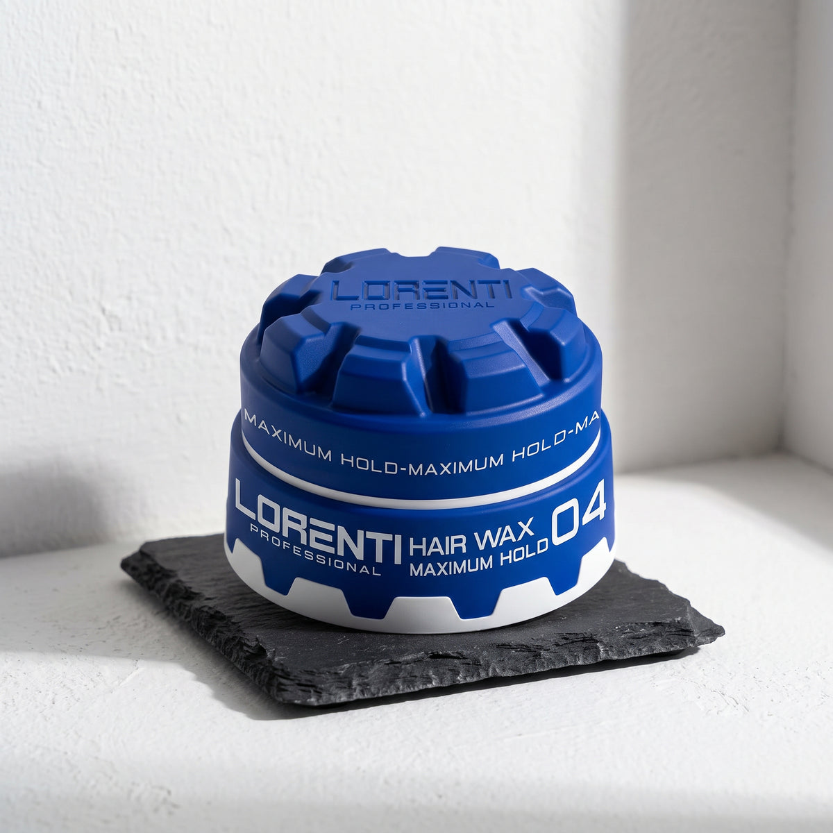 Lorenti Professional Hair Wax 04 Maximum Hold i blå emballage på sort skiferplade mod hvid baggrund.