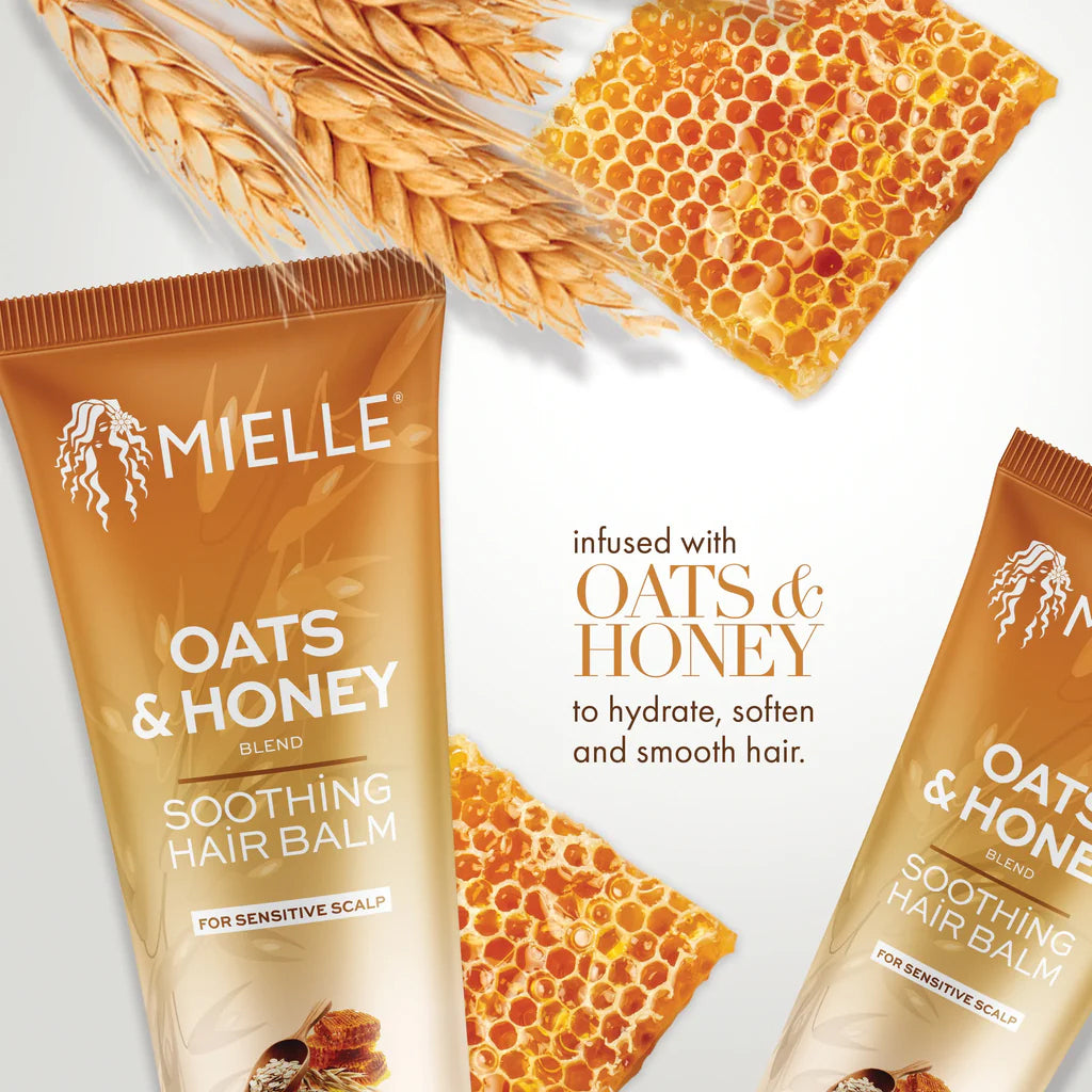 Mielle Oats & Honey Soothing Hair Balm 177ml omgivet af honningkager og havrestrå på lys baggrund.
