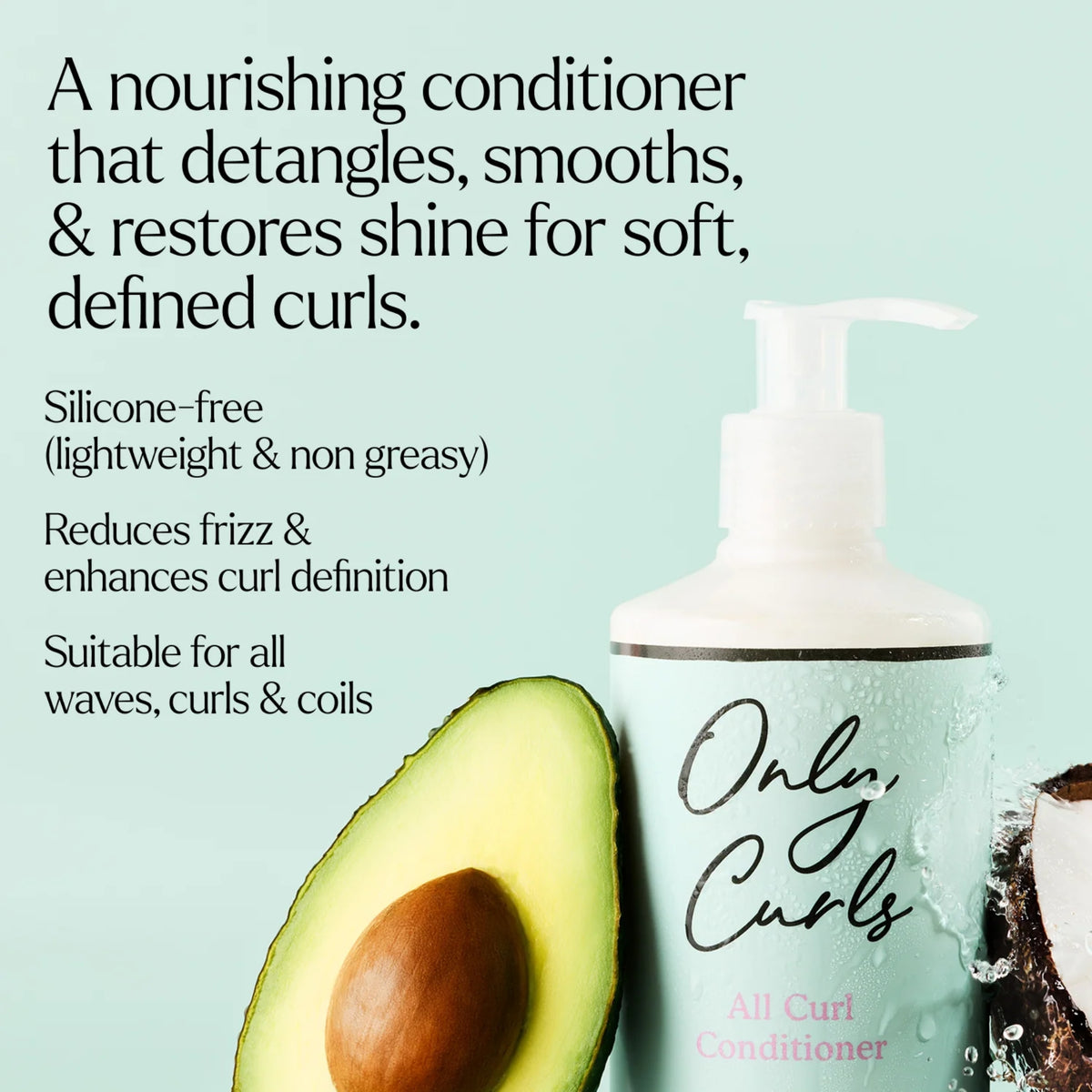 Only Curls All Curl Conditioner-flaske med pumpe ved siden af halveret avocado og kokosnød på mintgrøn baggrund.