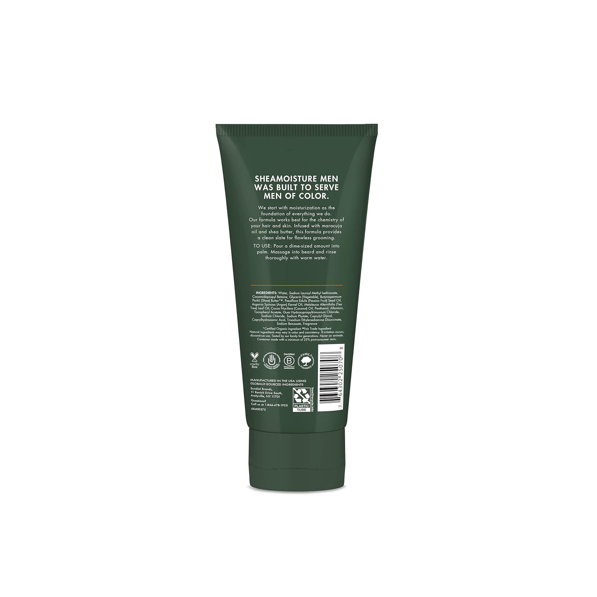 Bagsiden af en grøn tube med Shea Moisture Men Maracuja & Shea Butter skægshampoo. Etiketten indeholder information om produktet, herunder ingredienser og brugsanvisning.